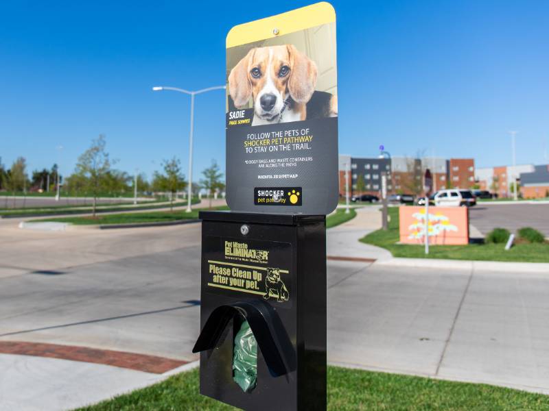 Waste station with sponsored sign