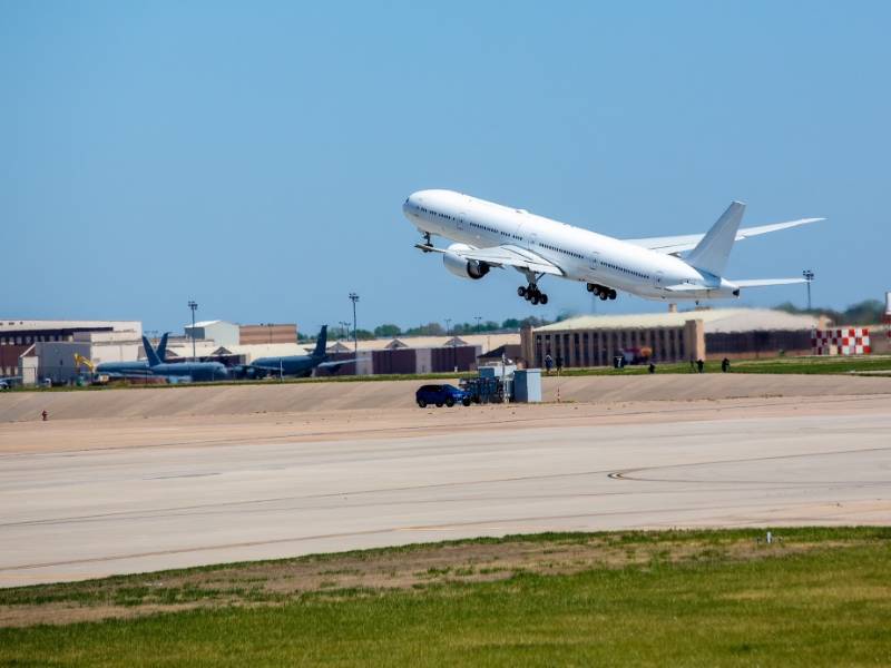 777 airplane taking off