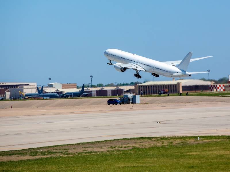 777 taking off 