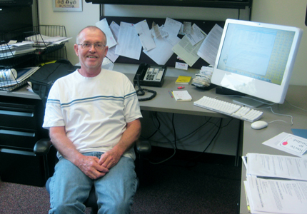 Les Anderson, who taught journalism at WSU since 1977, died Saturday, Nov. 12. He will be remembered as a nurturing, yet tough teacher and a mentor to his students and the local journalism community.