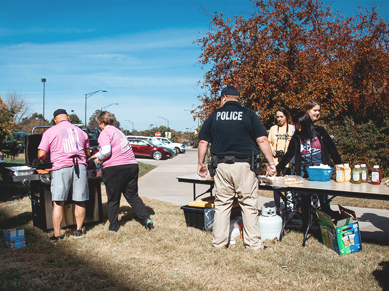 WSUPD serving food at a pop-up picnic