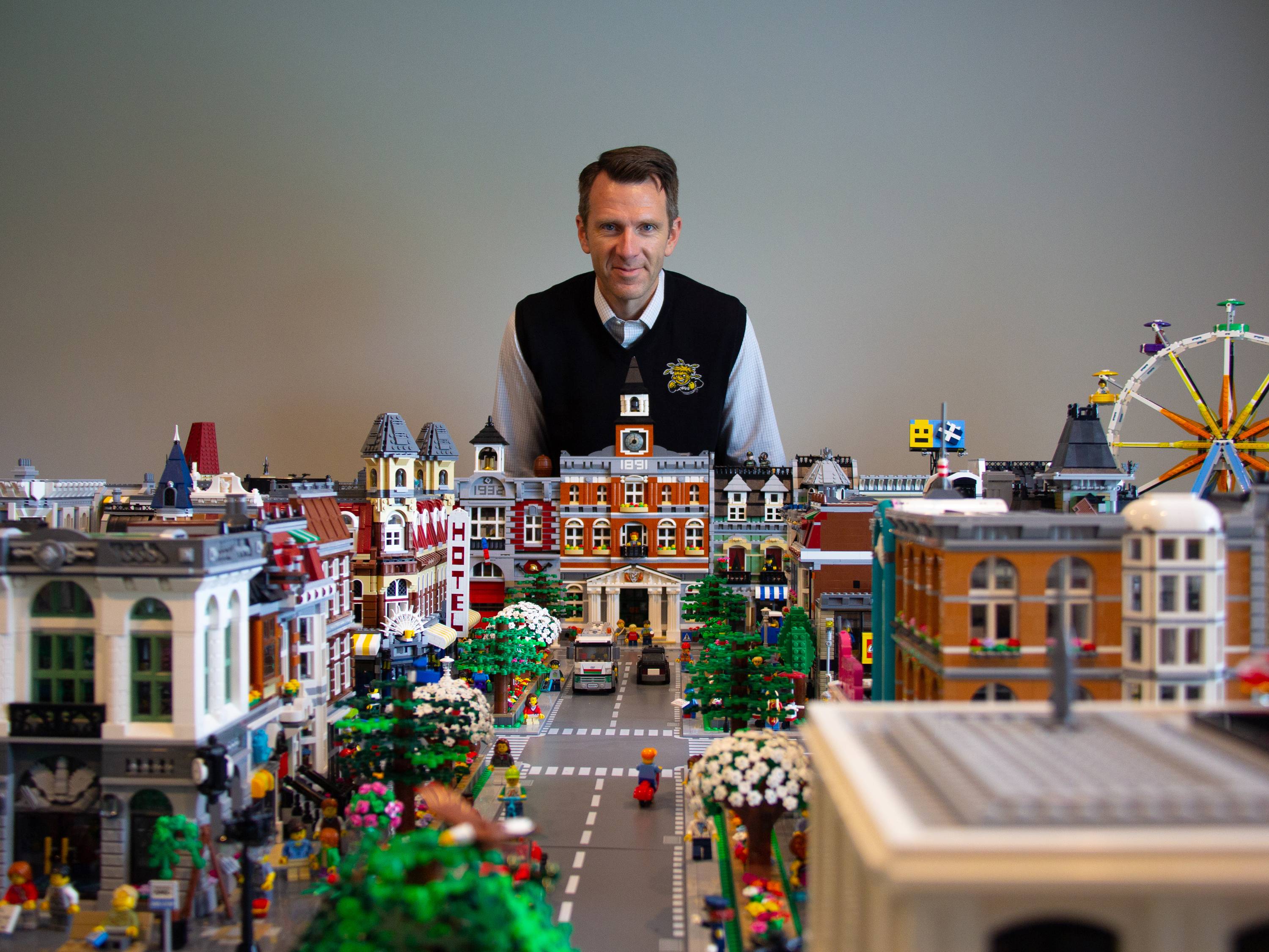 tørst Danmark Creep Engineering dean gets creative with his own LEGO city | Wichita State News