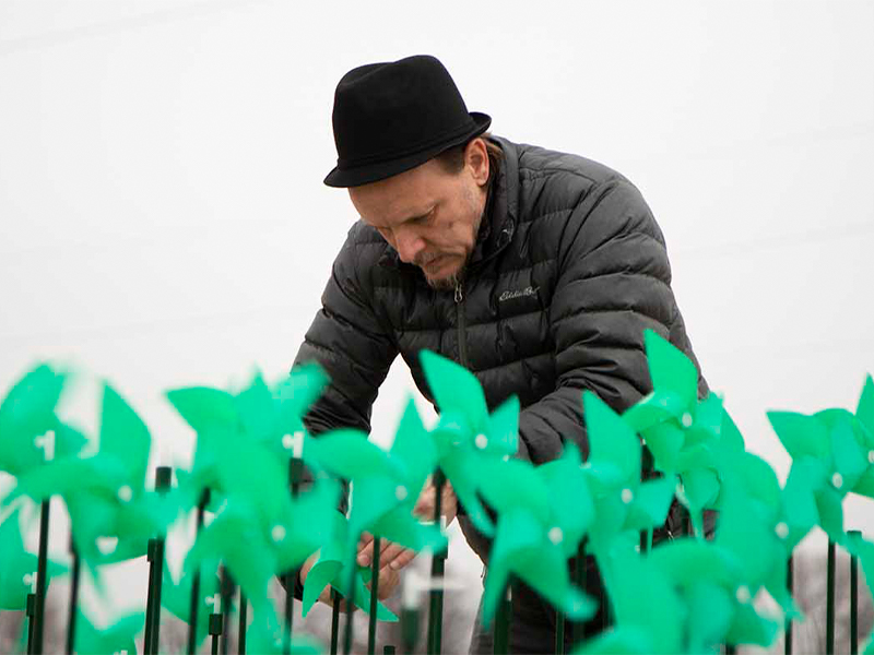 Levente Sulyok installing a windmill sculpture. 