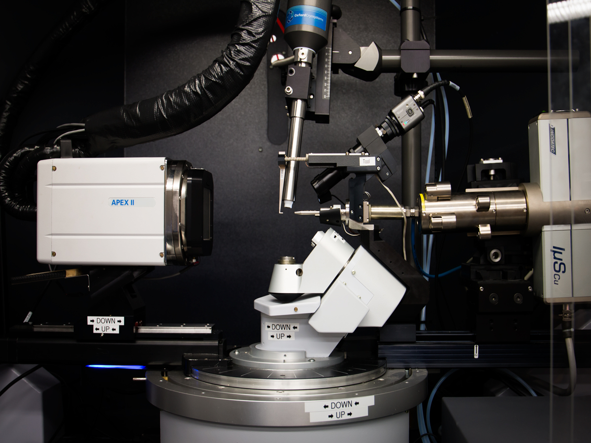 The diffractometer has several moving parts. One looks like a needle for the single crystal to be observed. It is all behind glass.