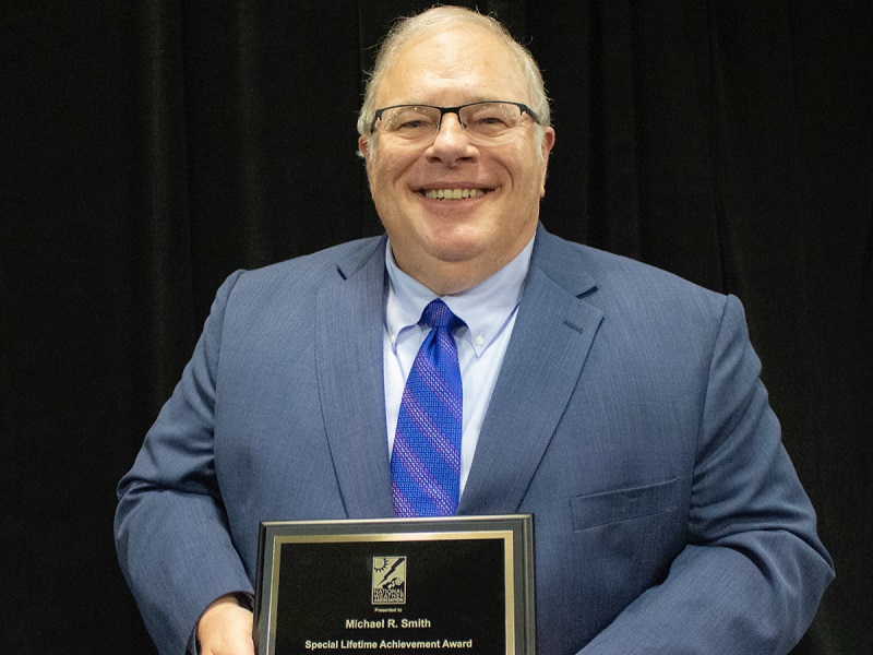 Mike Smith makes donation to library