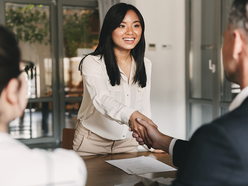 An employee shakes hands with her supervisor