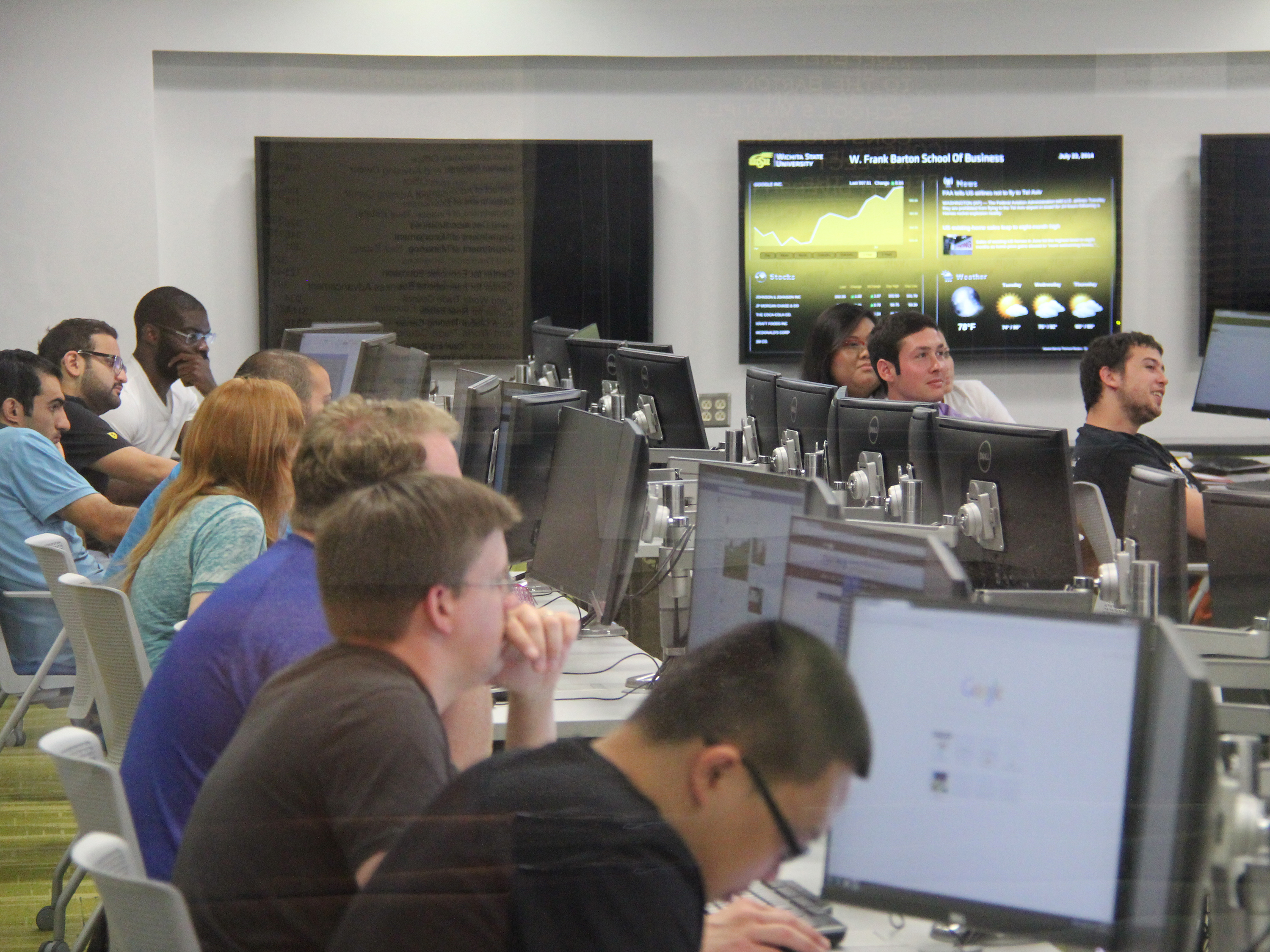 Students in a business analytics lab
