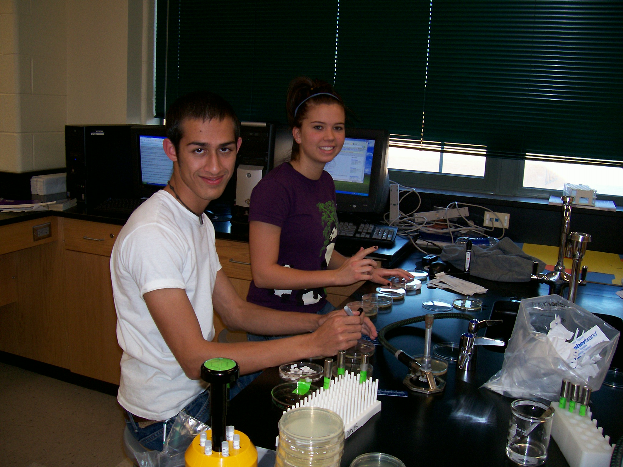GK12 students in lab
