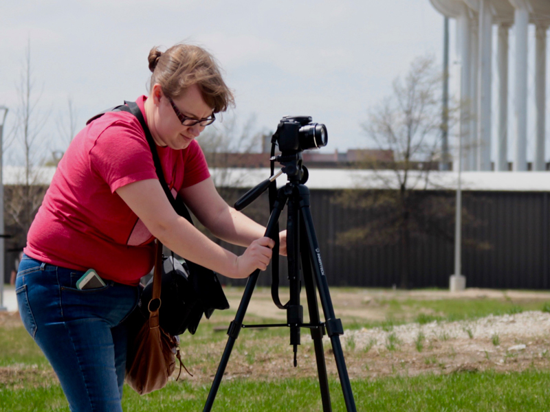 woman is using camera for photography