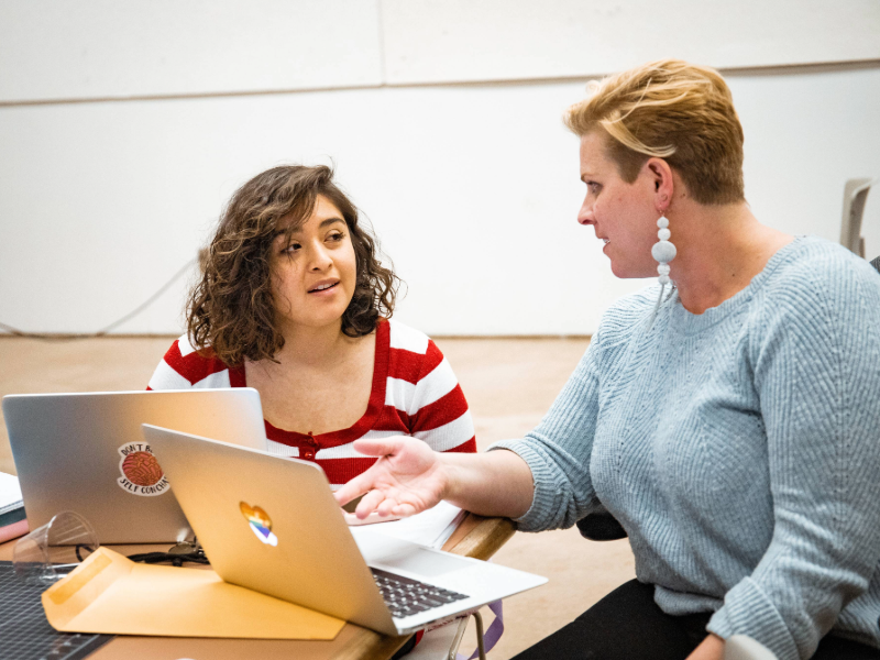 student talking to a faculty member