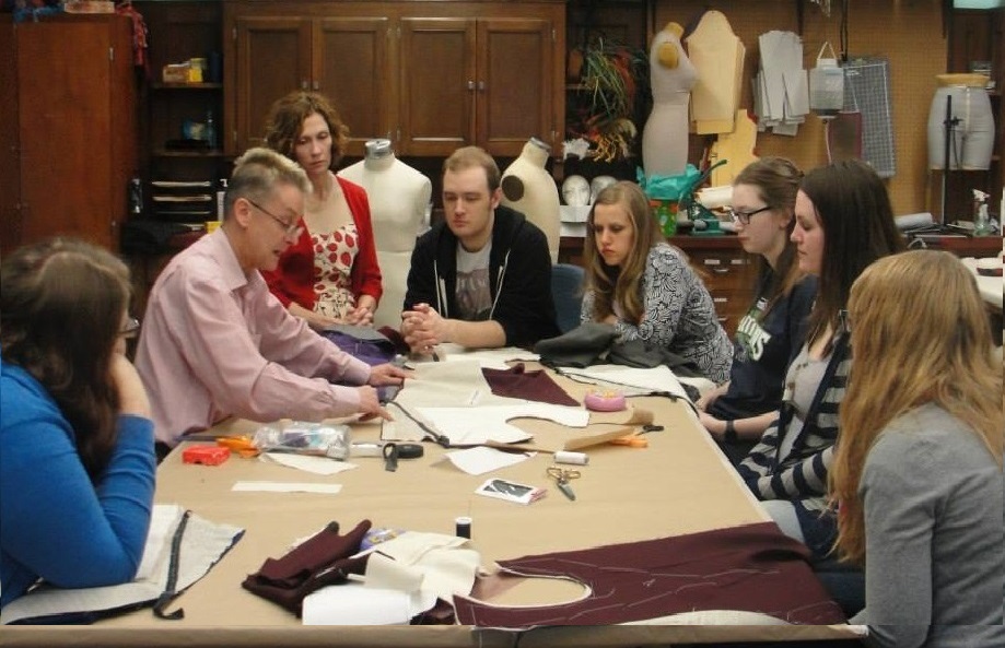 Photo of Graham cottenden demonstrating techniques for students. 