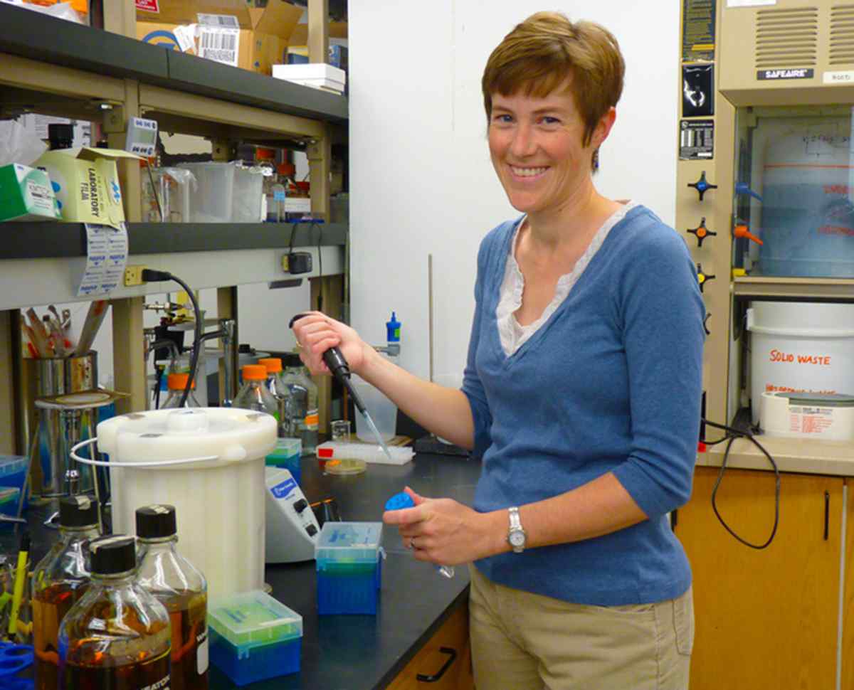 Moriah Beck leads a group of students in the research of palladin and how it contributes to the spread of cancer.