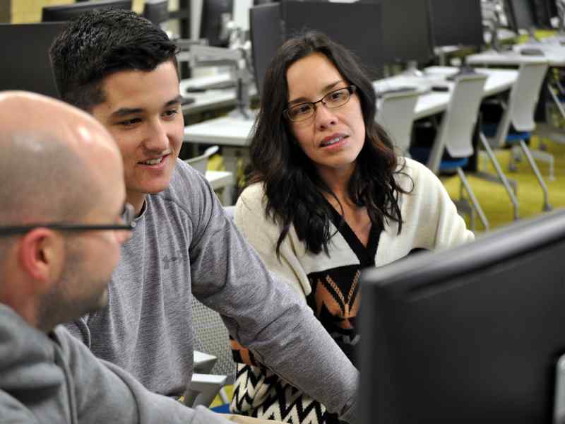 Group of business students in classroom.