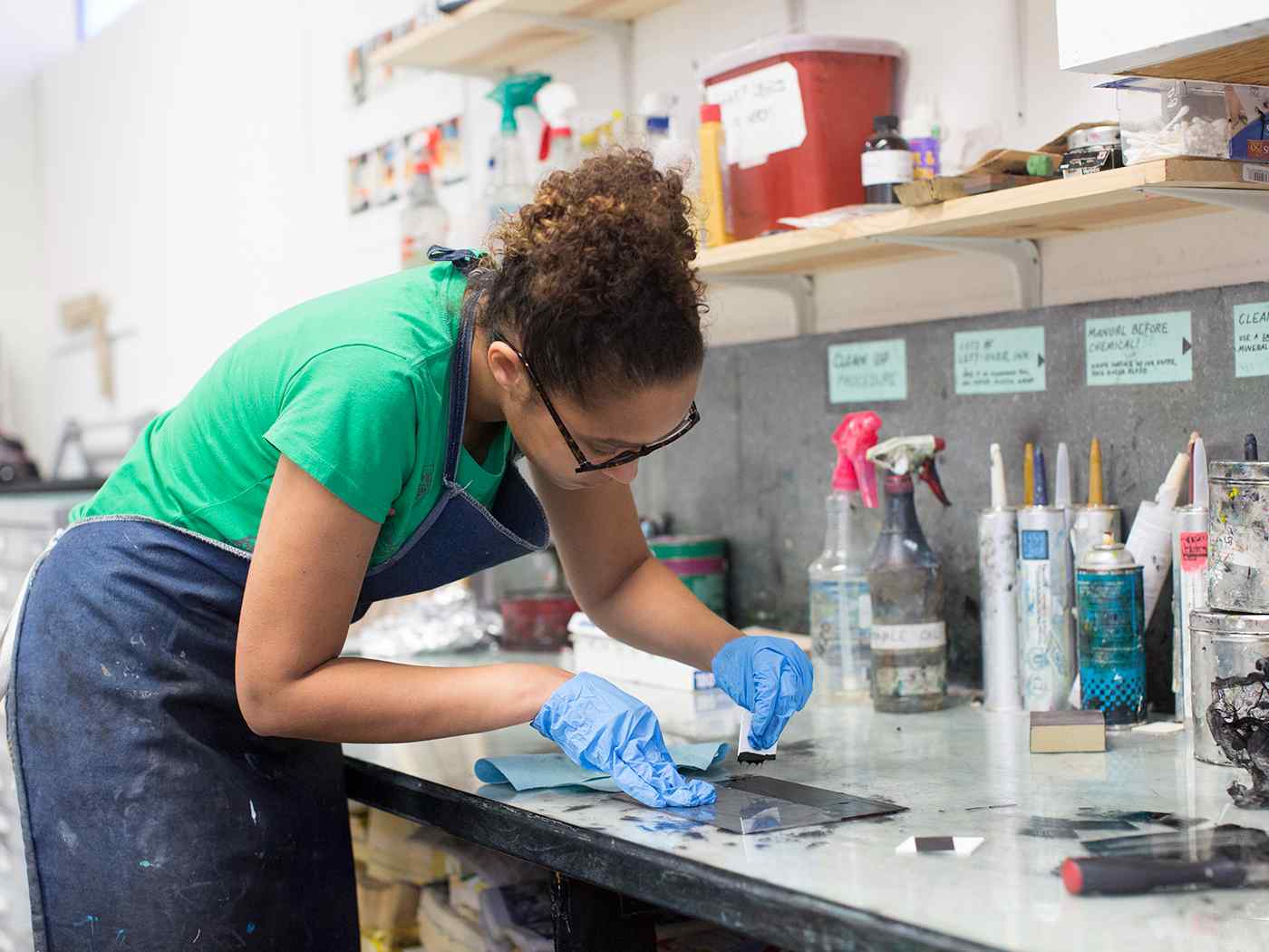 Female student applying ink to her plate.