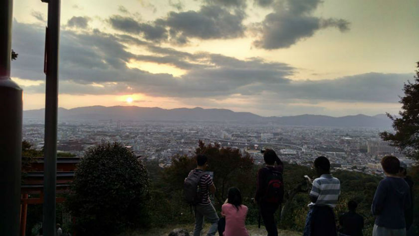 Fushimi-inari_clearing_overlooking_city-u