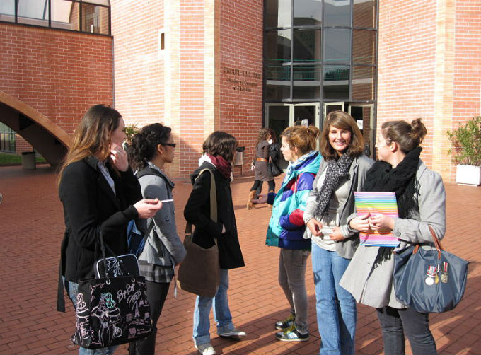 Pau - Students in front of building-u