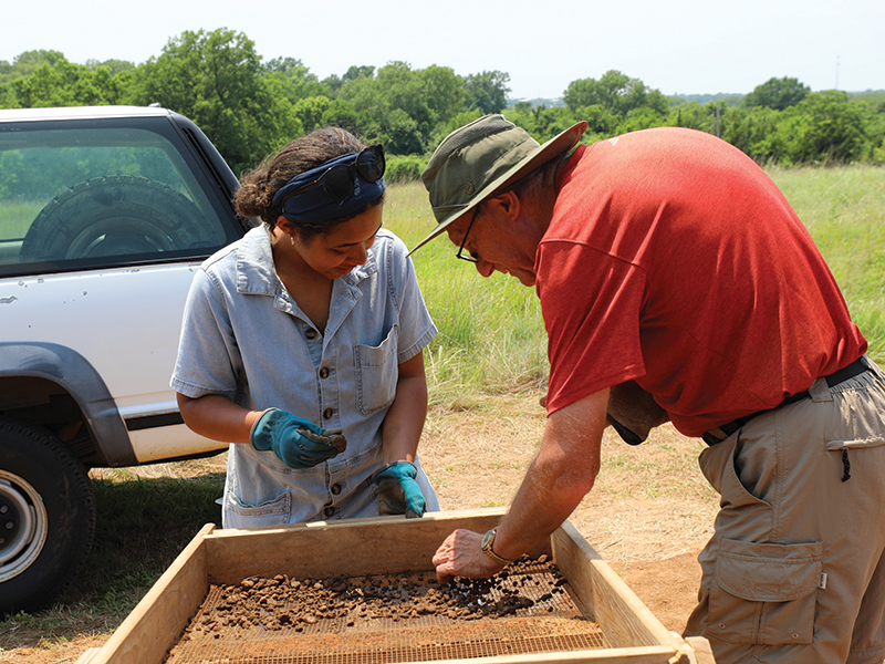 An anthropology student and a professor work at the Etzanoa site near Arkansas City.