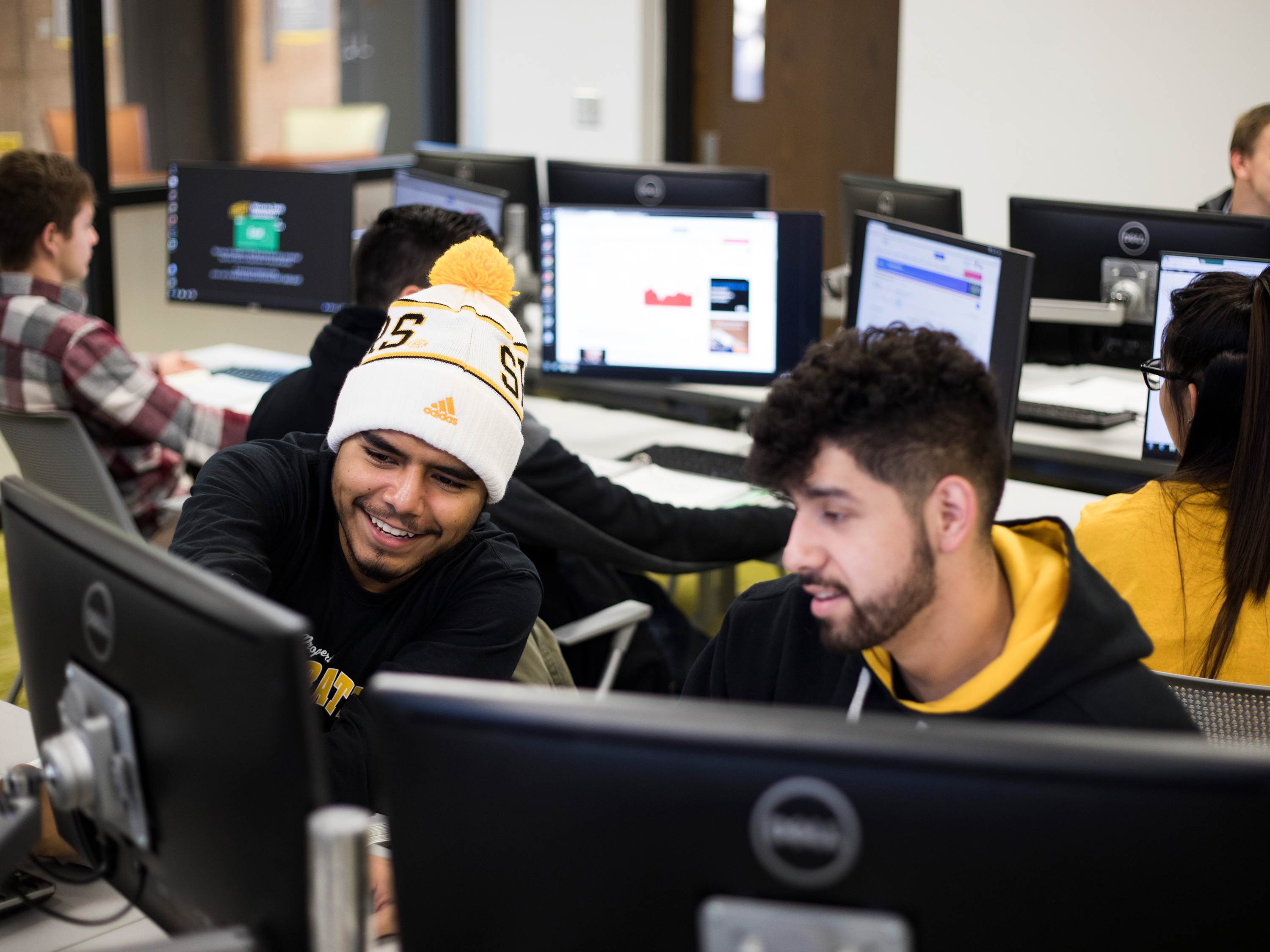 Los estudiantes trabajan en un laboratorio de computación en el campus.