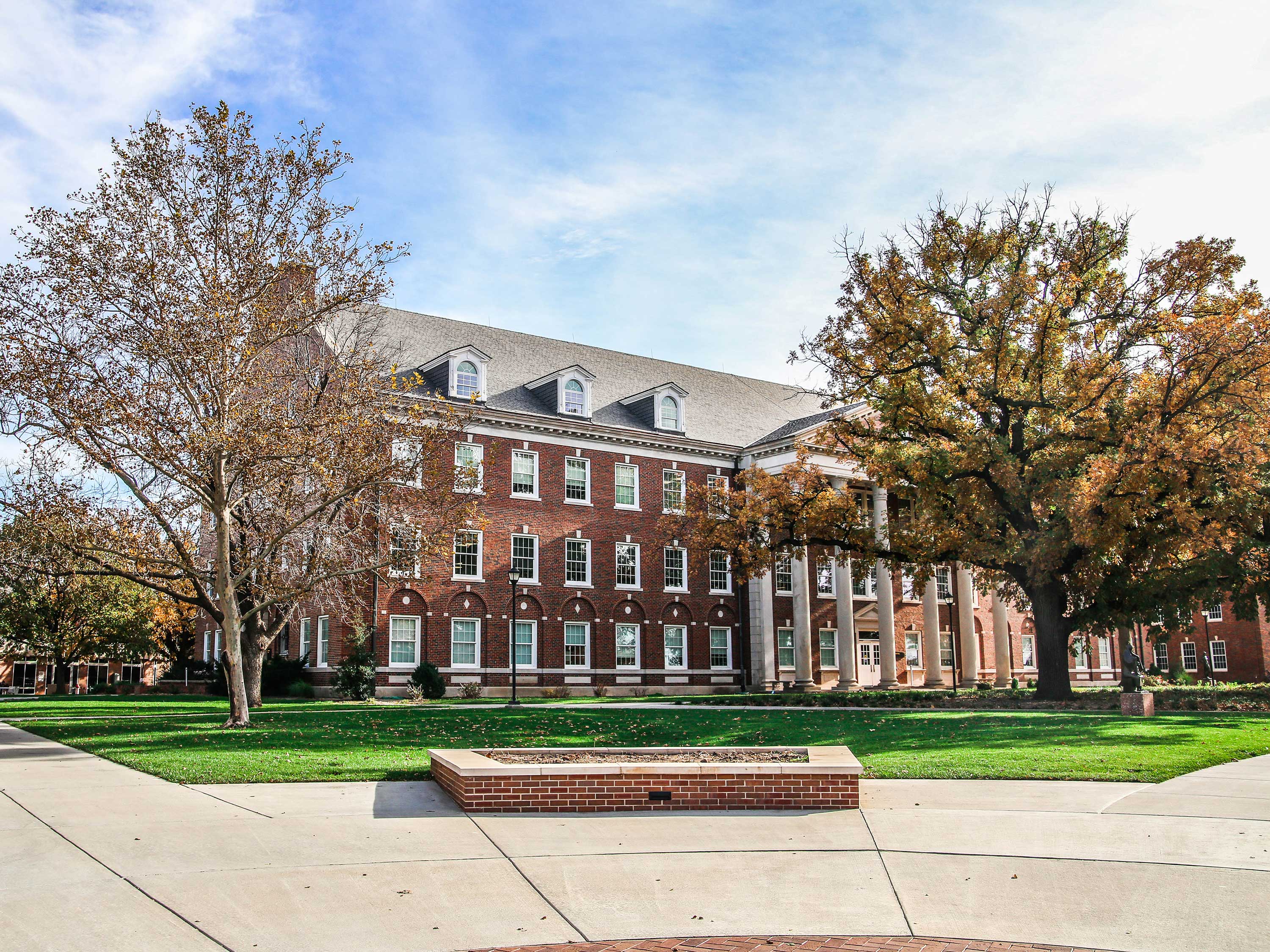 Jardine Hall, hogar de ayuda financiera y becas en el campus