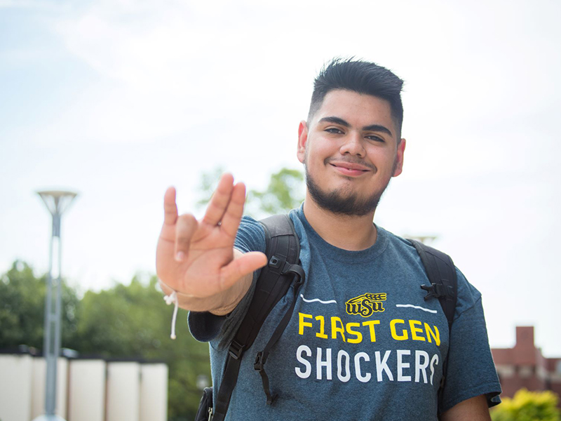 Un estudiante de primera generación muestra algo de espíritu Shocker.