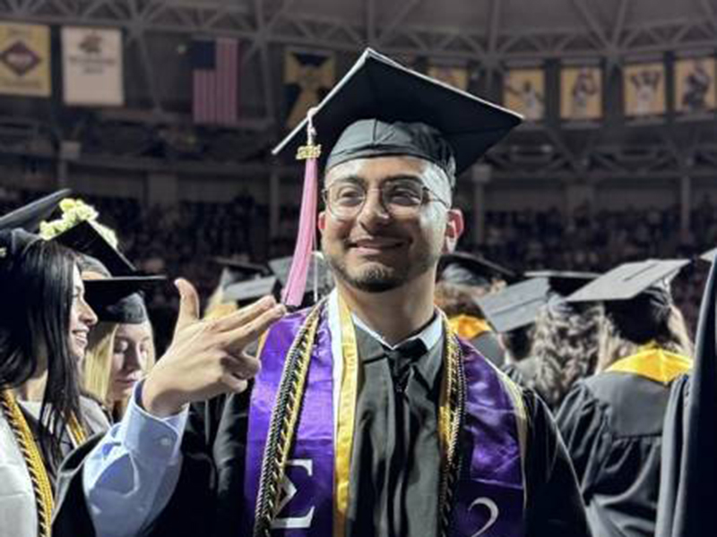 Estudiante hispano en ceremonia de graduación