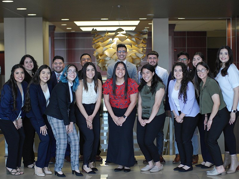 Los participantes de Latinos LEAD posan en el Rhatigan Student Center después de un evento
