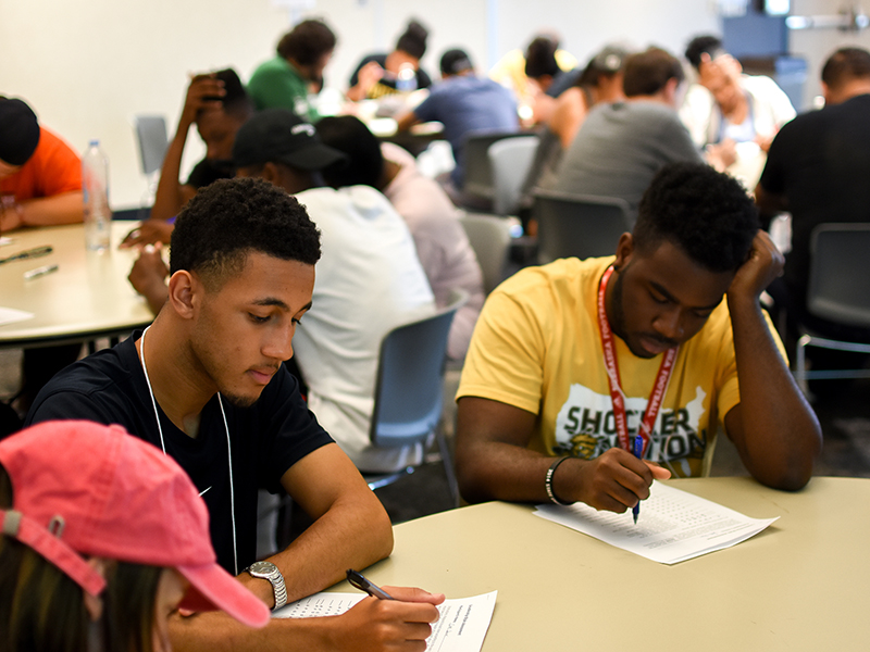 Los participantes de la tutoría PASS se reúnen para una sesión de estudio
