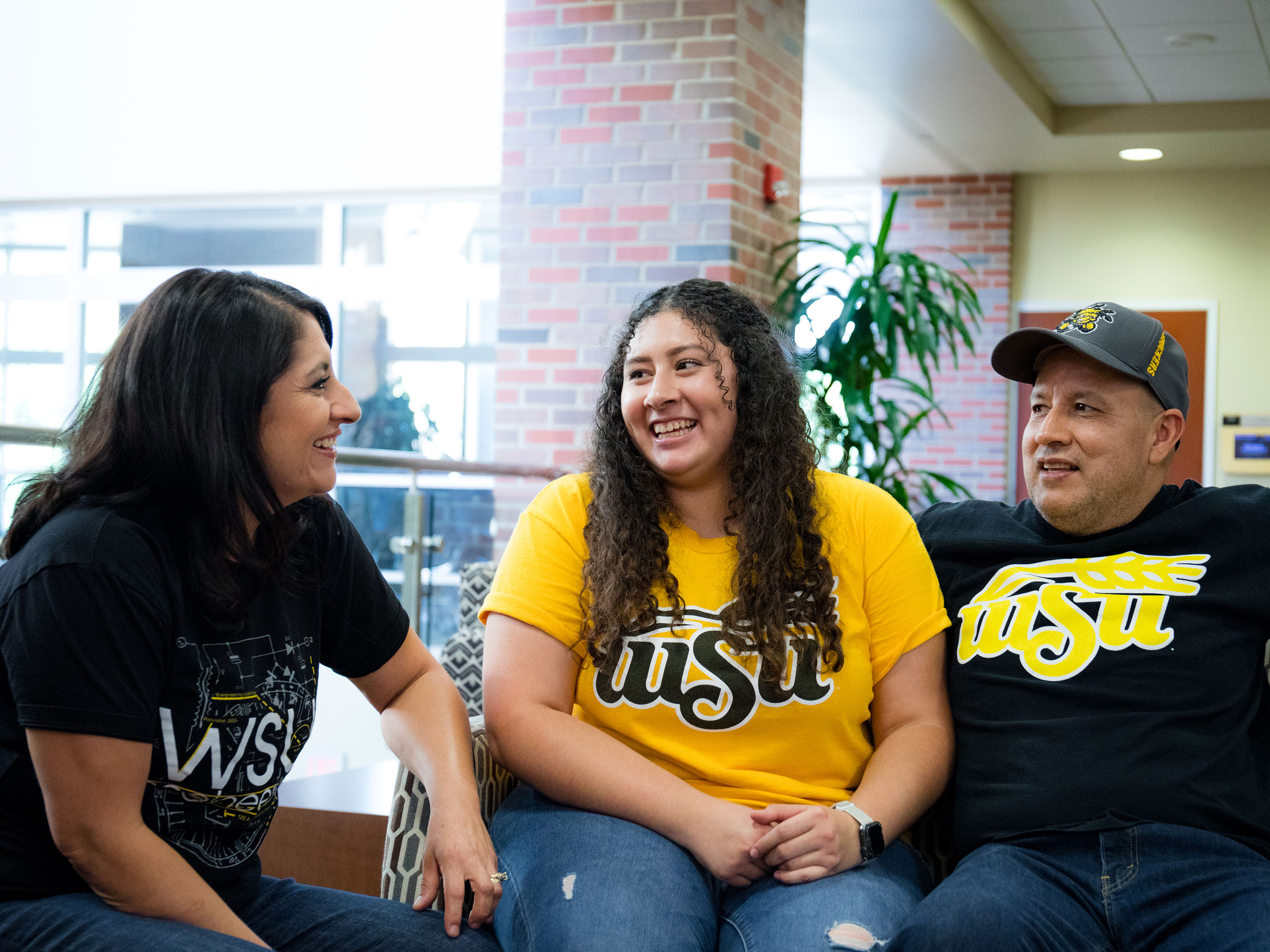 Una estudiante con sus padres