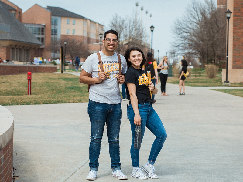 Dos estudiantes posan en el campus cerca de Rhatigan Student Center