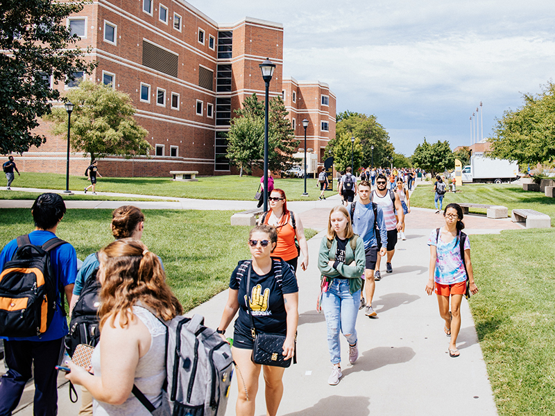 Los estudiantes caminan por Jabara Hall en su camino a clase