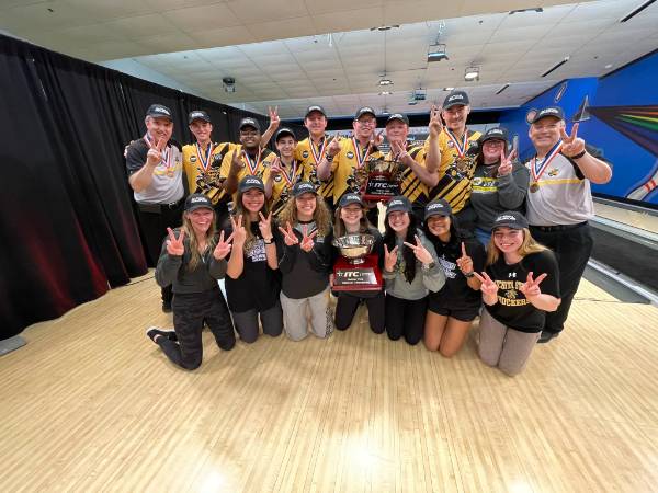 2021 Mens and Womens Teams holding National Championshop Trophies