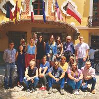 A group of students and faculty in front of a hotel in Puebla.