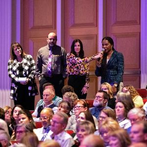 An audience member asks a question at the 2024 Barton Speaker Series event featuring Norah O'Donnell.