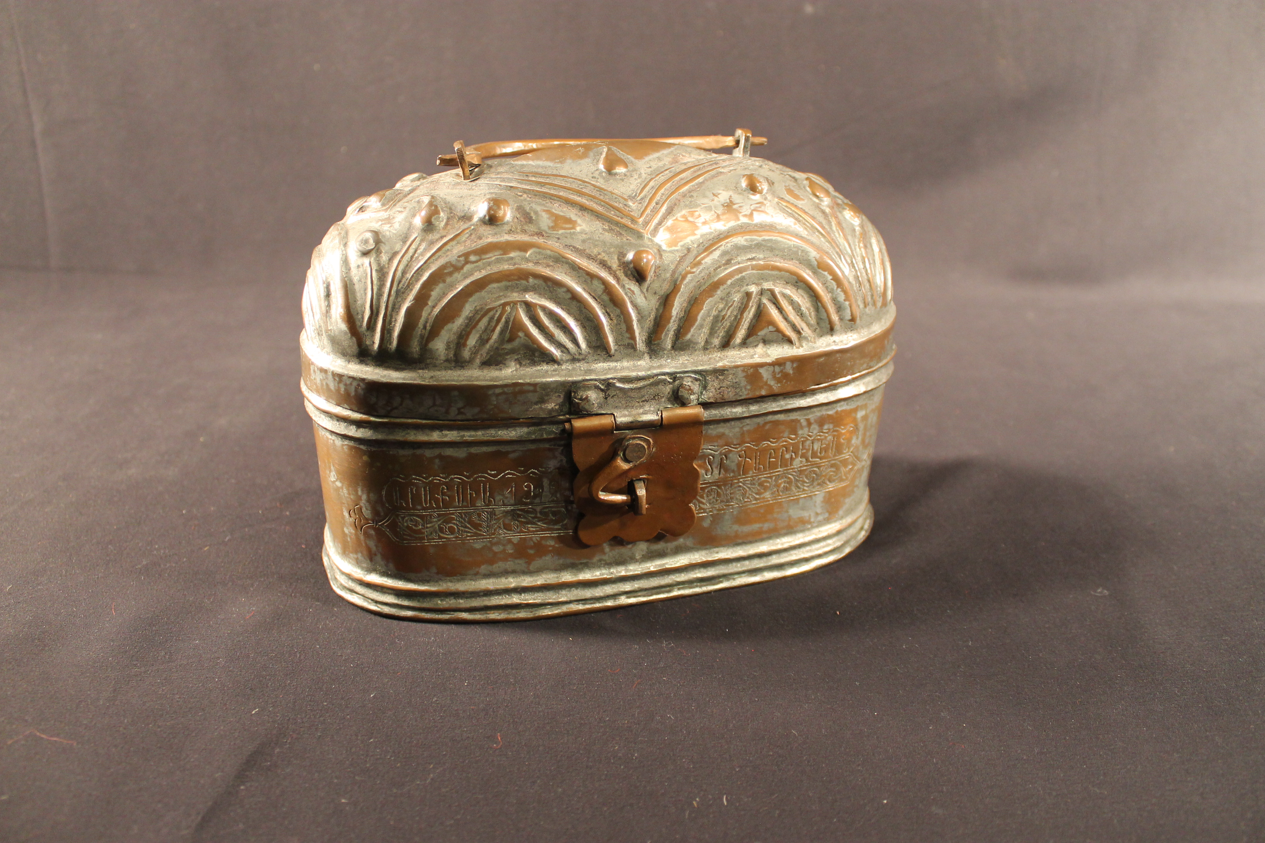 Metal geometric engraved soap box with handle and lock latch.