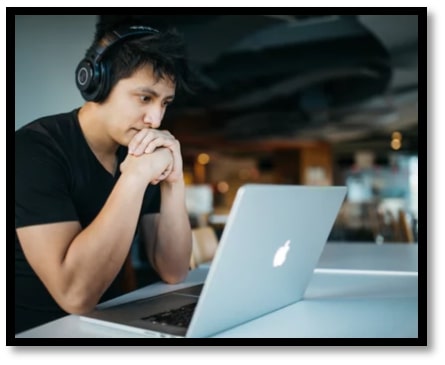 Zoom_male_laptop 