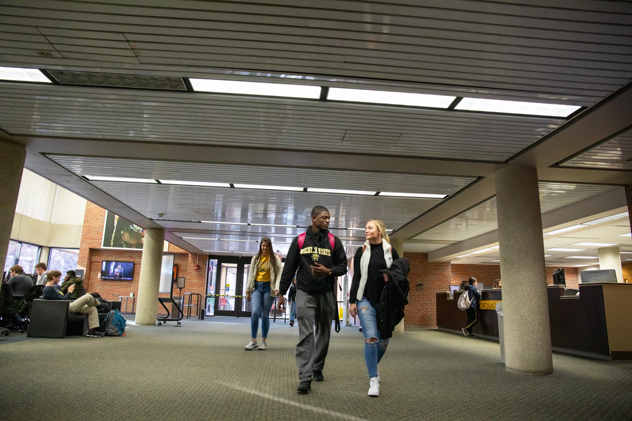several students coming into Ablah Library