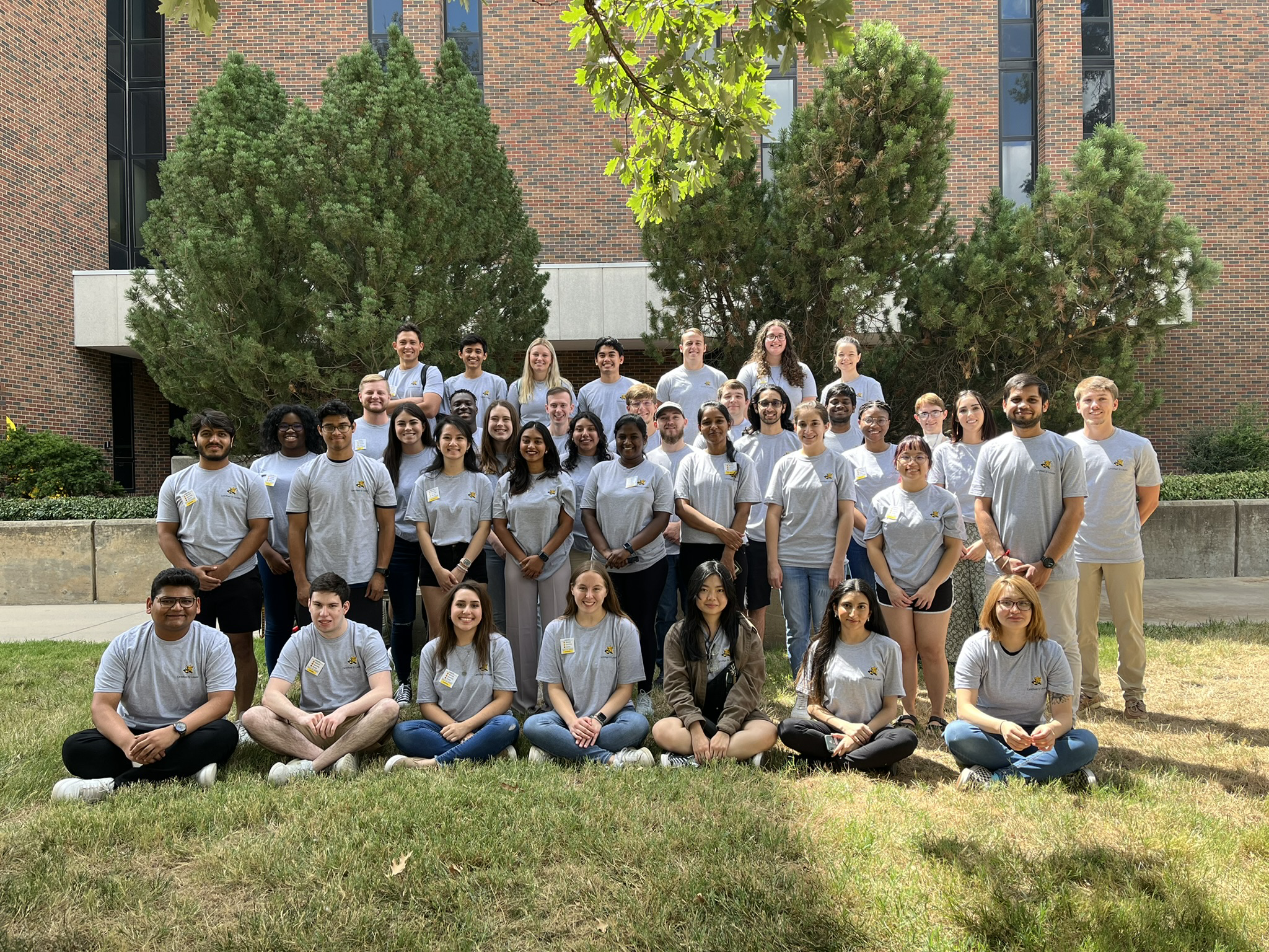 A couple dozen SI students in a group picture