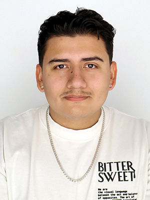 Professional headshot example of Efren.