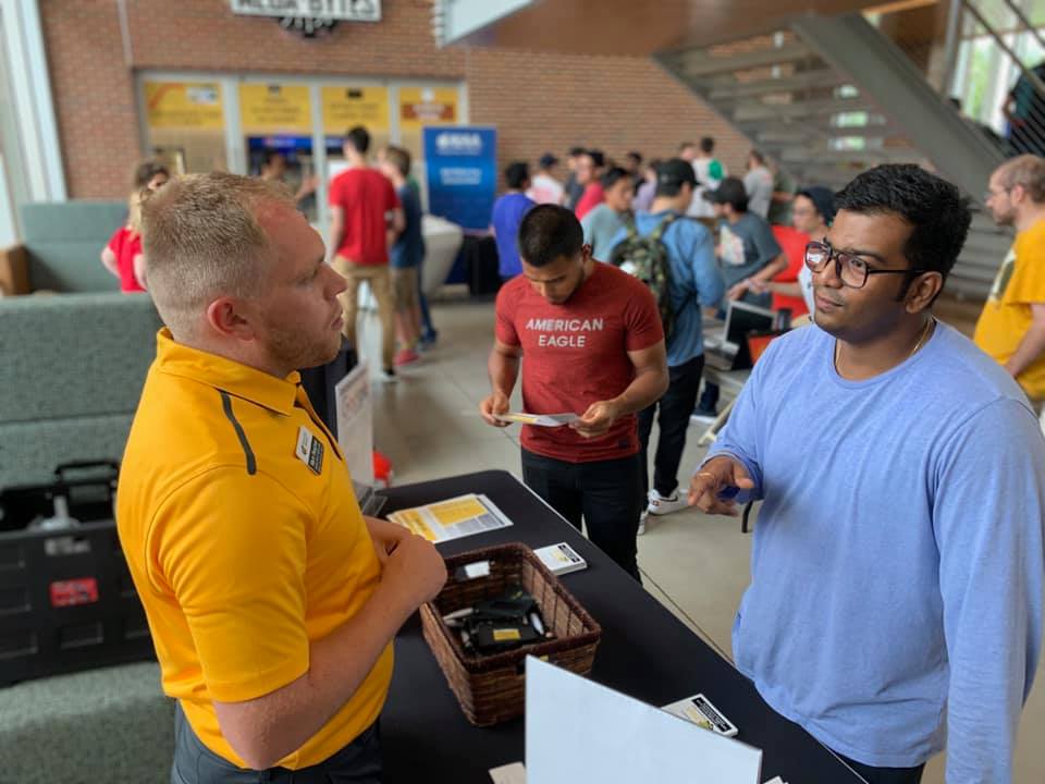 Image of Mark Bengtson talking to students