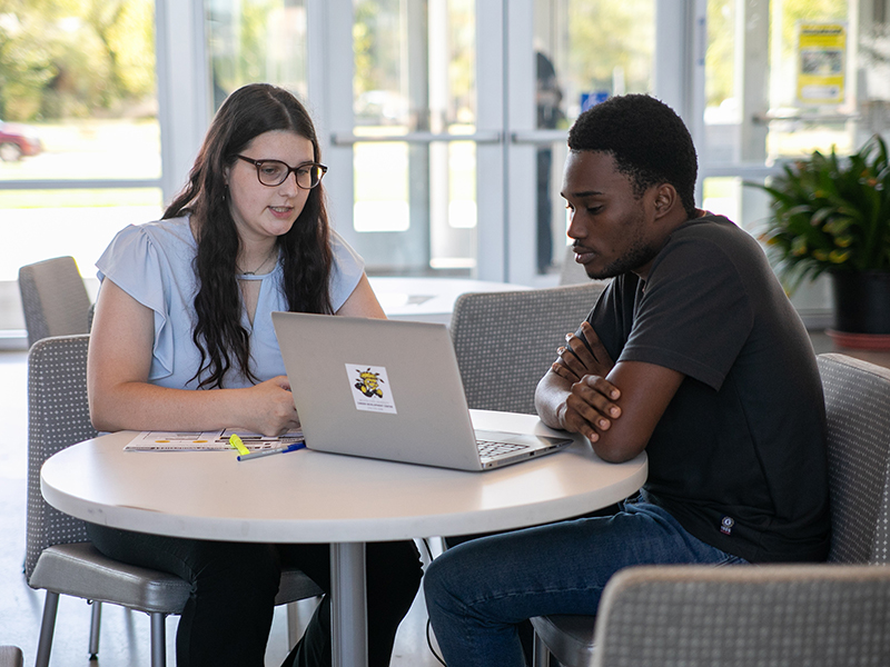 Peer Advisor Kylie Woods meets with a student for a SCA appointment.